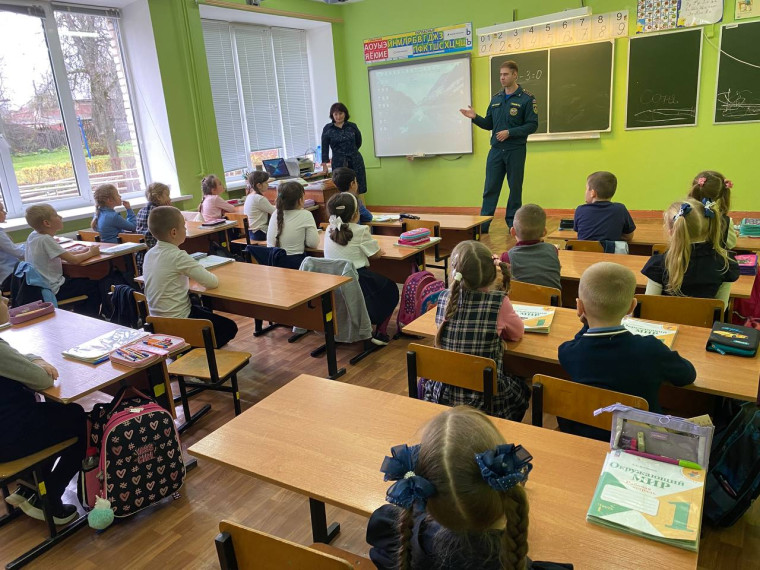Сотрудники МЧС России провели профилактические беседы с воспитанниками и обучающимися.